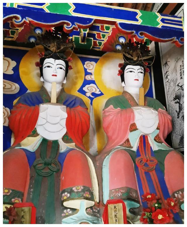 三圣母与九天圣女塑像精致的画梁另外还有供游客卜卦用的签庙内四周的