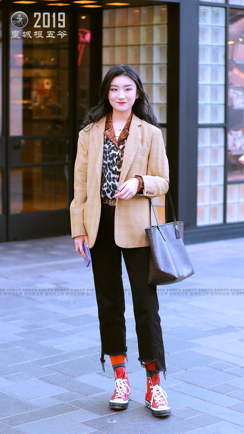 街拍:时下是一个快节奏的时代,我们可以用很多的方式去了解时尚