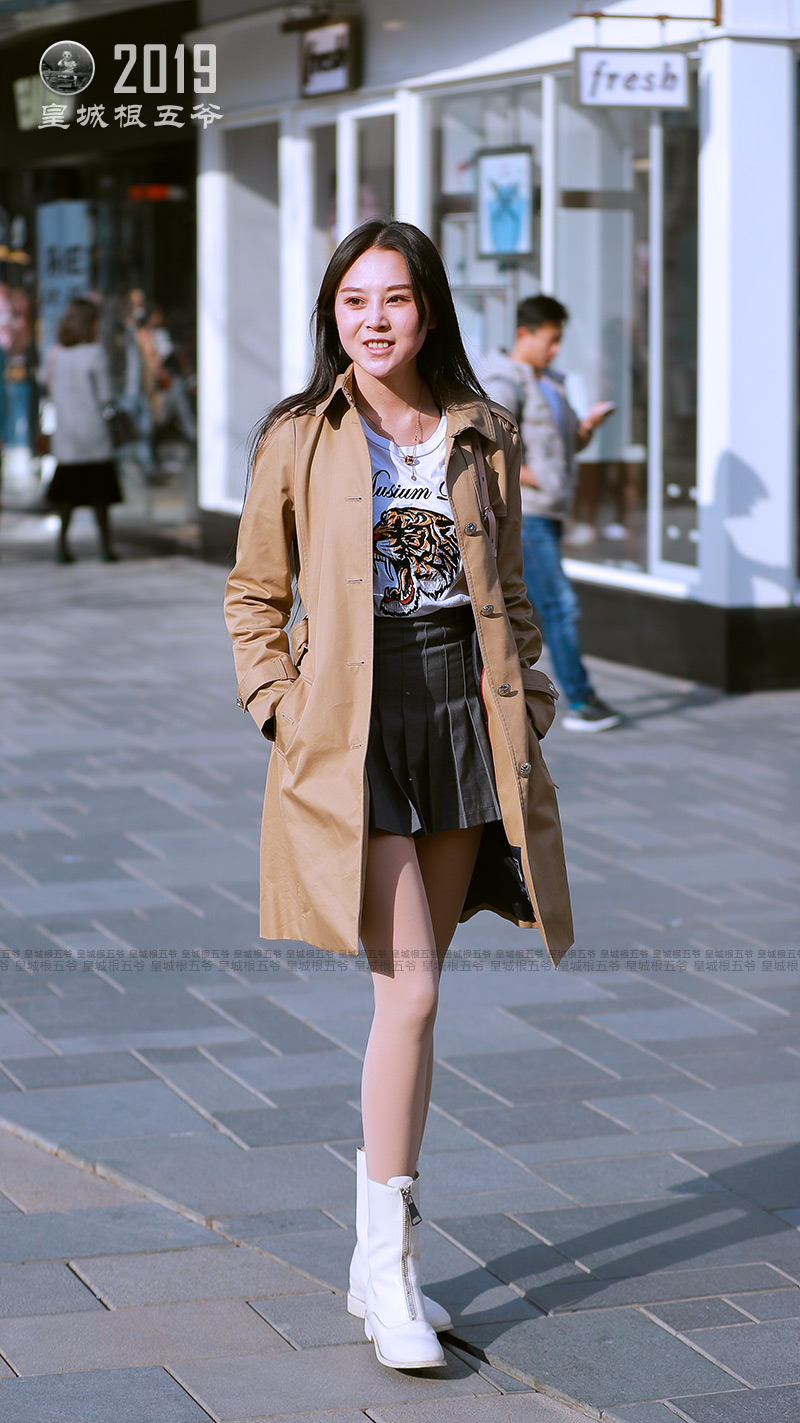 街拍:时下是一个快节奏的时代,我们可以用很多的方式去了解时尚
