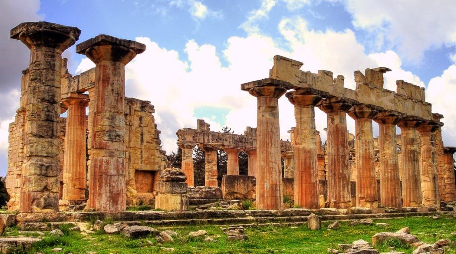 宙斯神庙,位于希腊雅典奥林匹亚村,是为了祭祀宙斯而建的