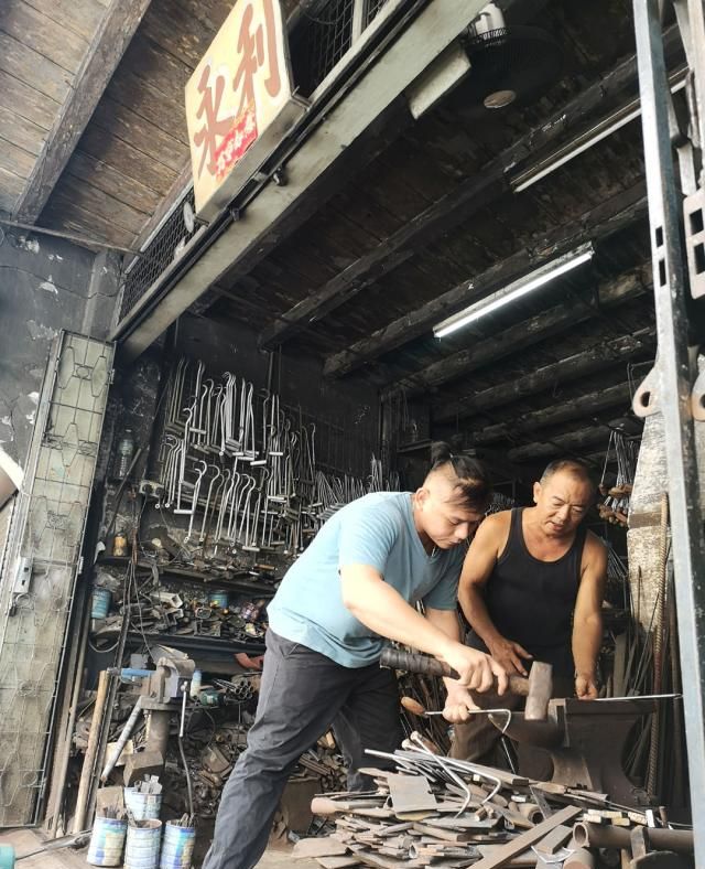 马来西亚华人铁匠父子,传承中国传统打铁工艺|永利|马来西亚|铁匠_新浪新闻
