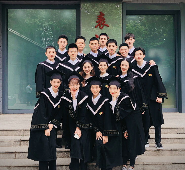 最令人关注的就要属表演系的学生了,微博,朋友圈大量高颜值毕业照走红