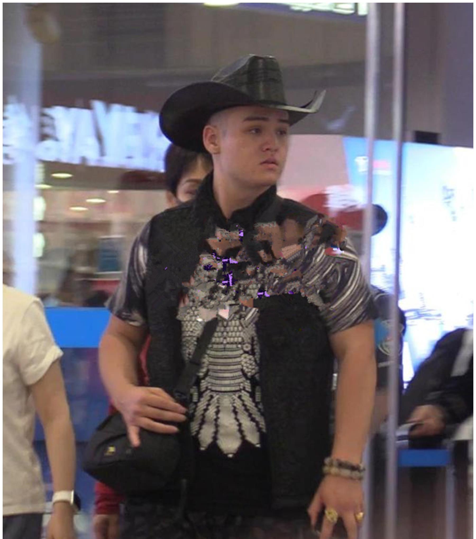 1996年,24岁的宁静在拍摄电影《红河谷》时与美国演员保罗·克塞相识