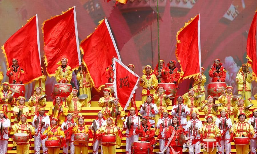 2019年6月12日,演员们在第十九届中国盱眙国际龙虾节开幕式上进行杂技