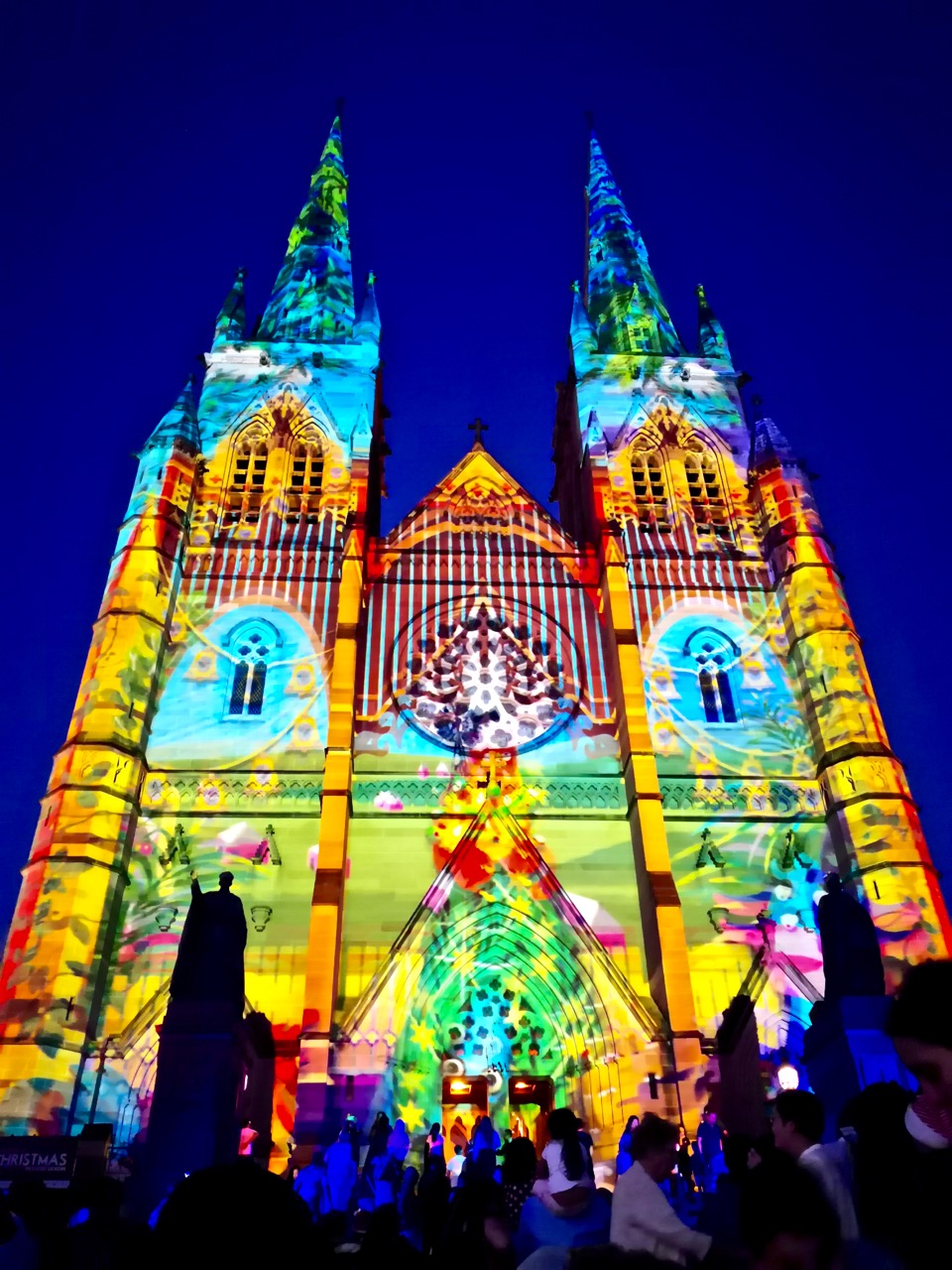 美丽平安夜!悉尼圣玛丽大教堂的圣诞灯光秀太好看