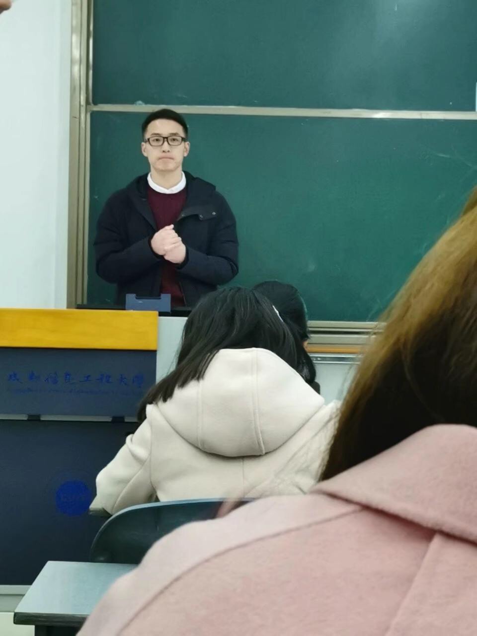 别人家的帅老师高颜值高数老师走红网络