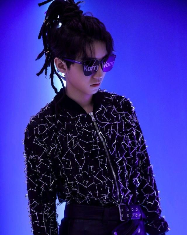 王俊凯演唱会带来全新脏辫造型,笑得也太甜了吧!