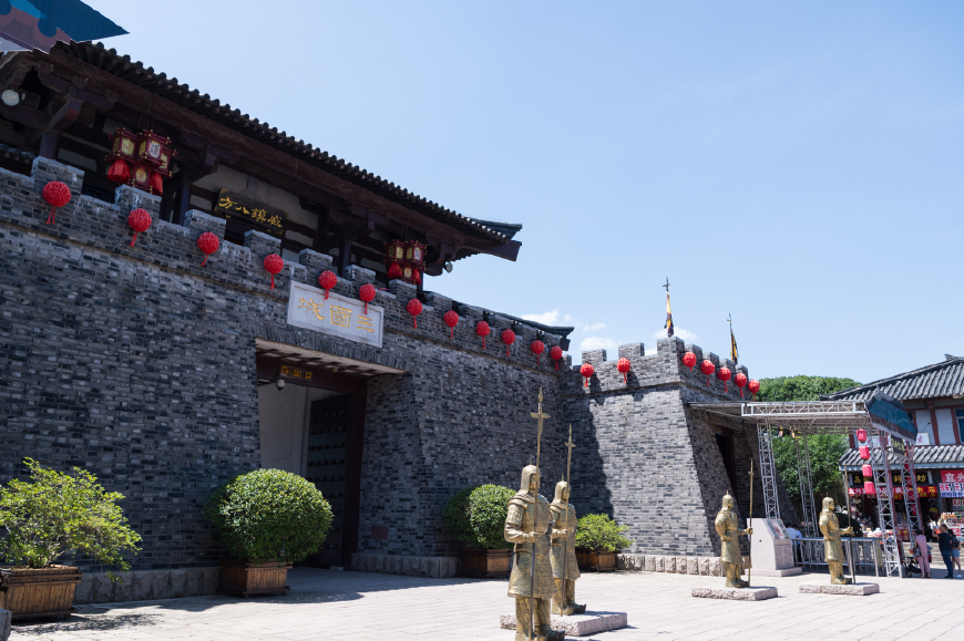 1 / 10 要说来江苏无锡必去哪里,我觉得无锡三国城绝对是必须要去的一