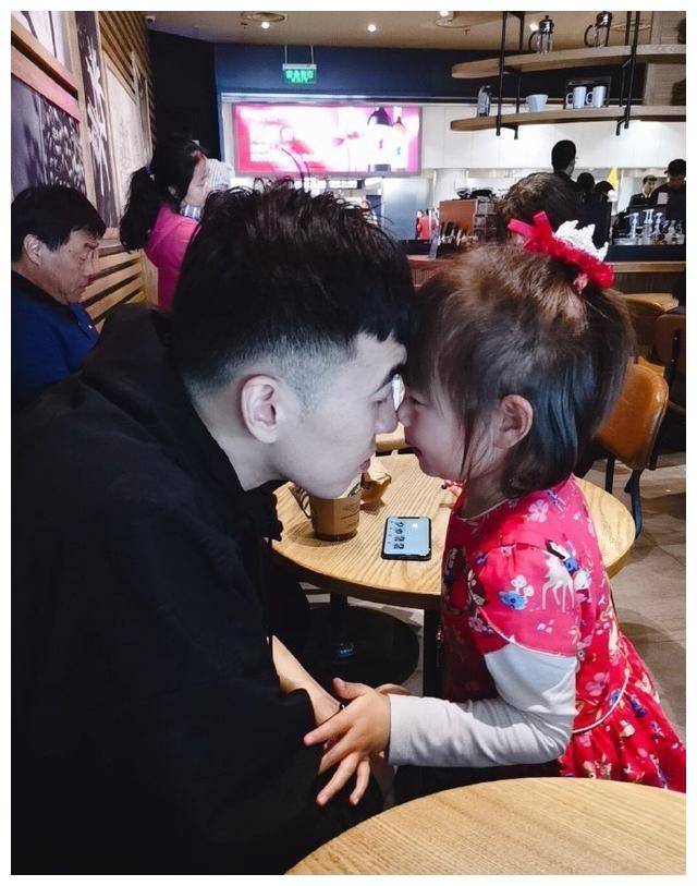 曾令旭32岁生日晒1家四口照片,4岁女儿身材高大,妻子是清华同学