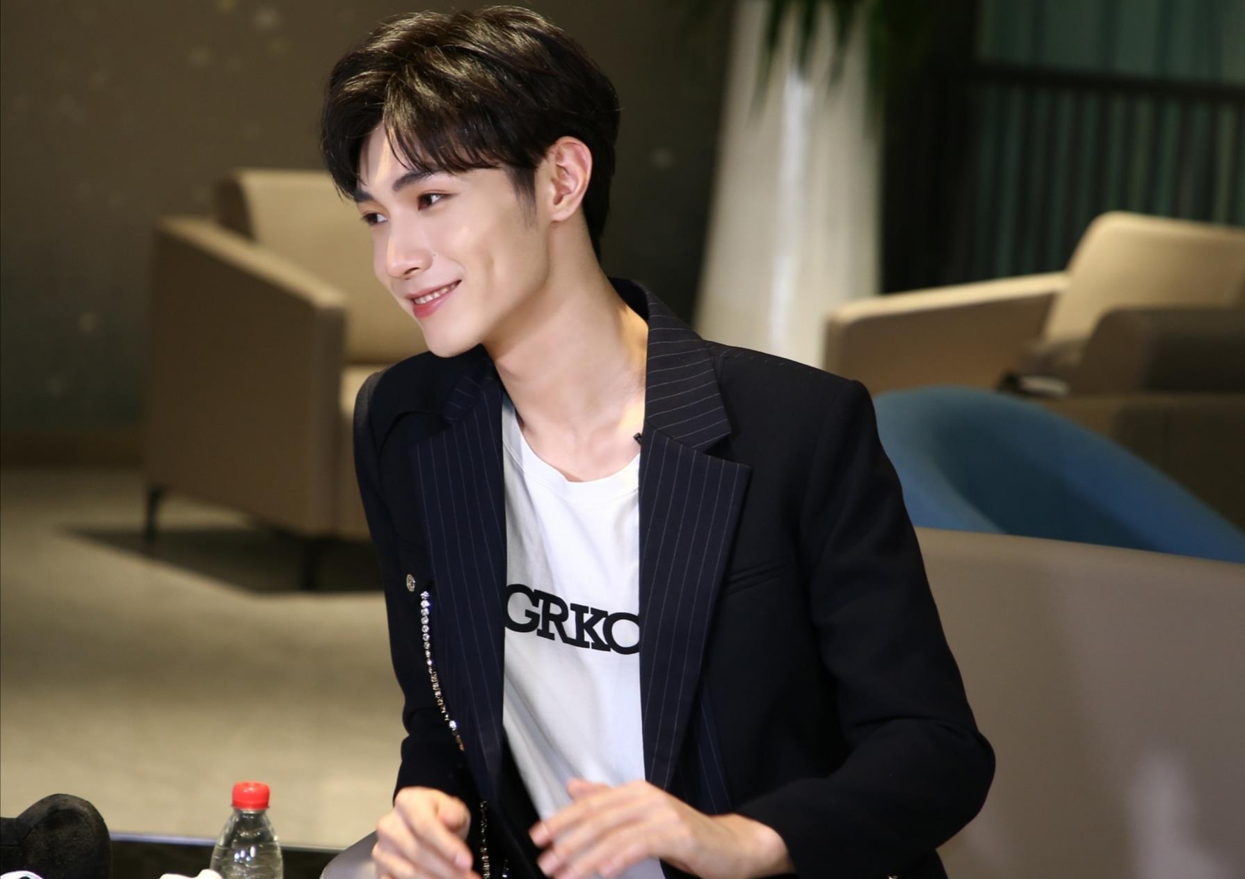 薛洋和晓星尘同穿黑西装王皓轩霸道宋继扬温柔