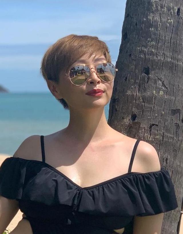 光看上半部分,汤盈盈还是很漂亮的,身材也很好,看不出是44岁的人,就像