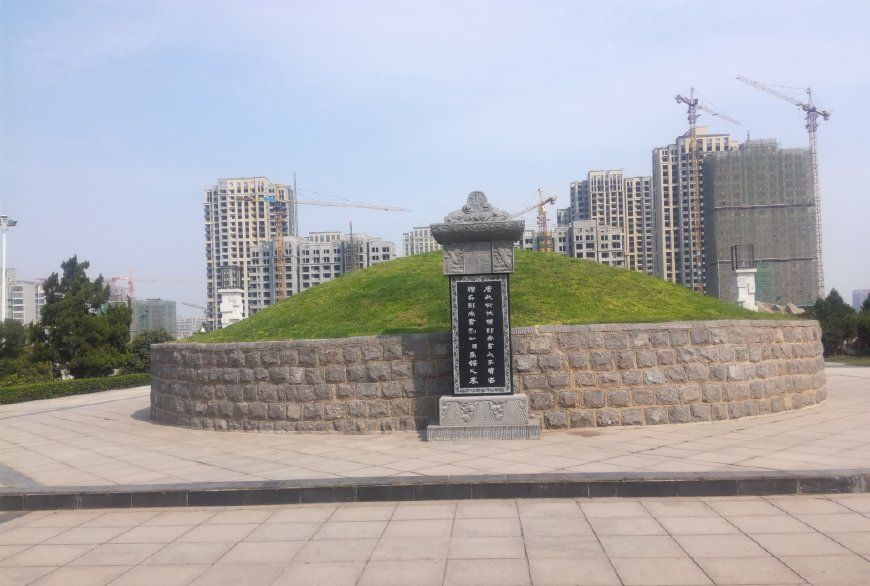 其墓地位于郑州荥阳市豫龙镇新310国道旁,东西宽11米,南北长14