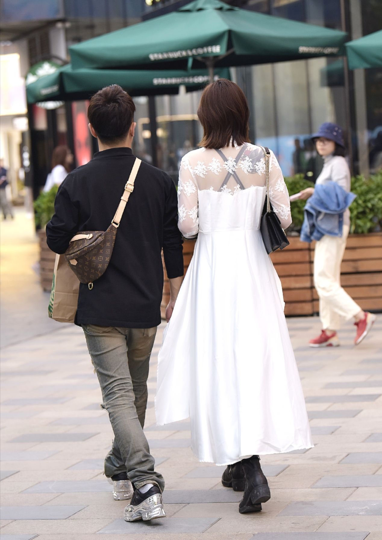西装与婚纱拼接设计的上衣 既个性又时尚 这样的衣装你见过吗 西装与婚纱拼接设计的上衣 既个性又时尚 这样的衣装你见过吗