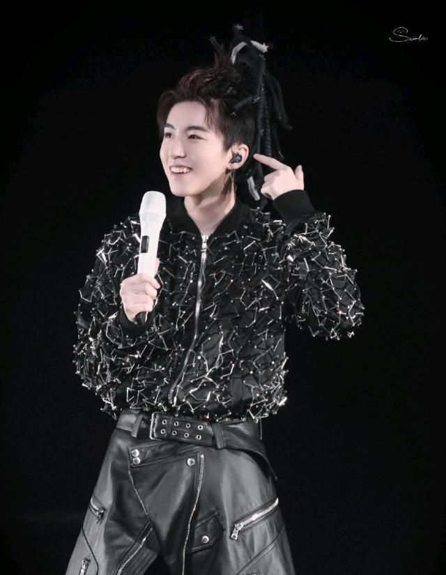 王俊凯演唱会带来全新脏辫造型,笑得也太甜了吧!