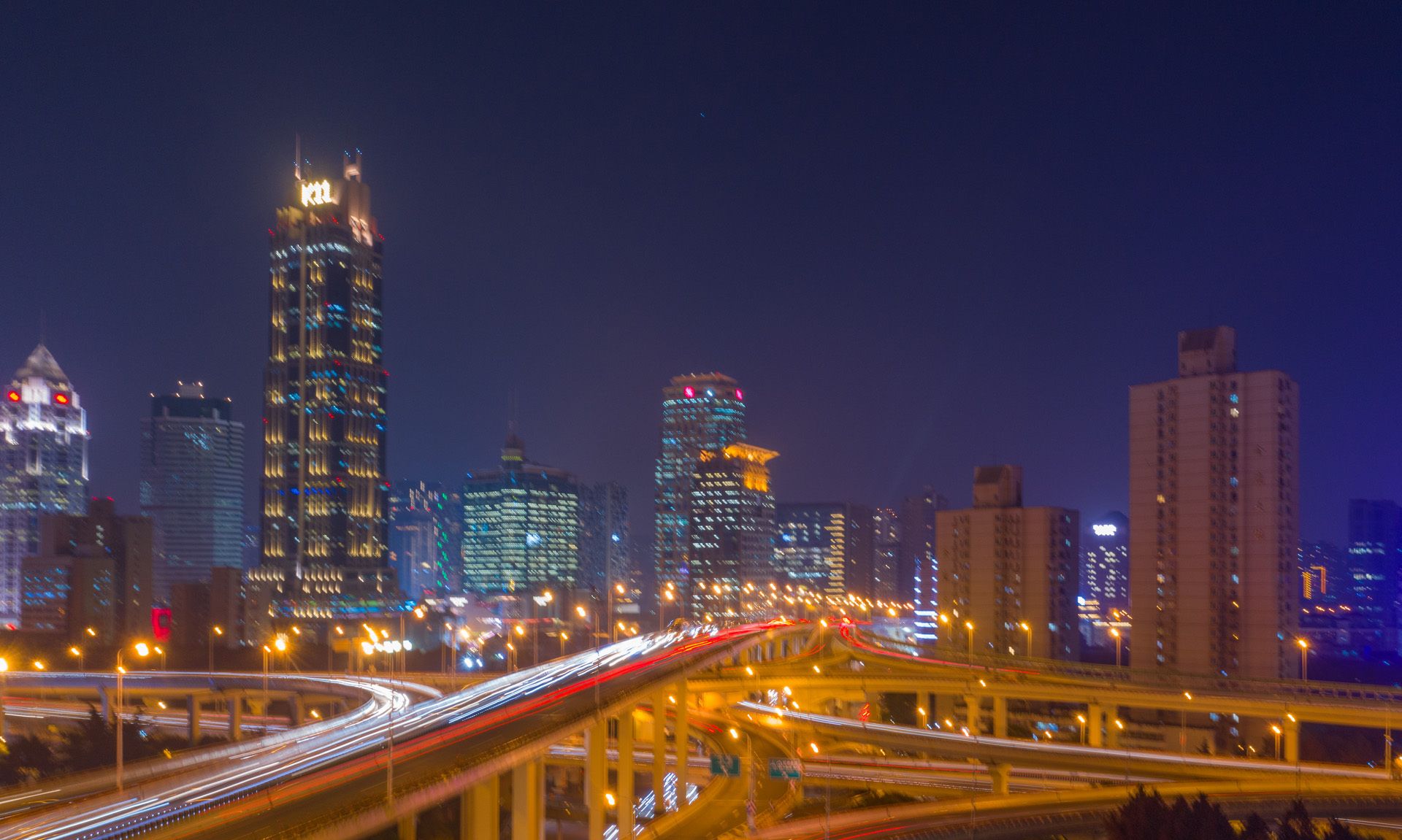 航拍上海延安东路立交桥夜景,高空俯瞰色彩斑斓,宛若金色巨龙