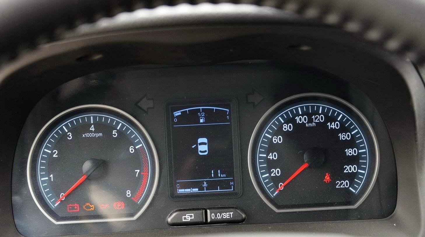 仪表盘足够流线性确实好看,仪表盘整体设计偏向年轻化很有时尚感,仪表