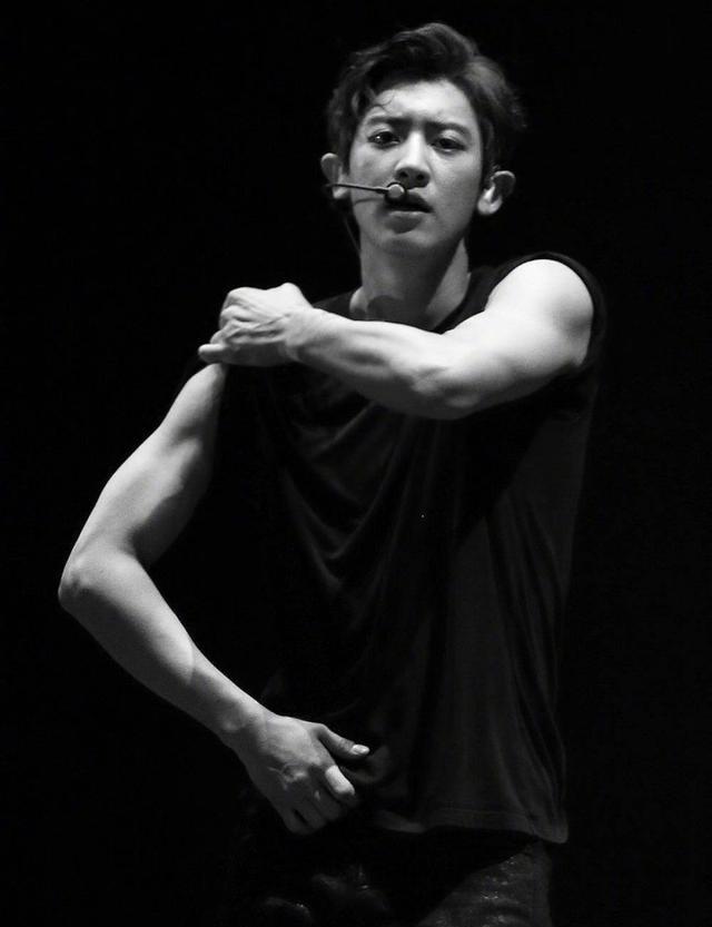 朴灿烈这小伙子看起来也是斯斯文文,但是灿烈也是特别喜欢举铁,经常在