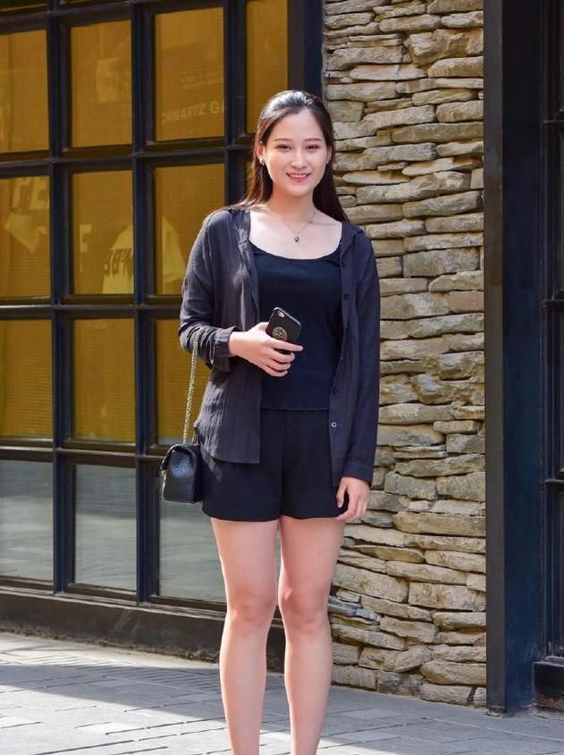 街拍:丰满知性的美妇,黑色衬衫搭配黑色短裤,穿出十足女人味|美妇|街拍|小姐姐_新浪新闻