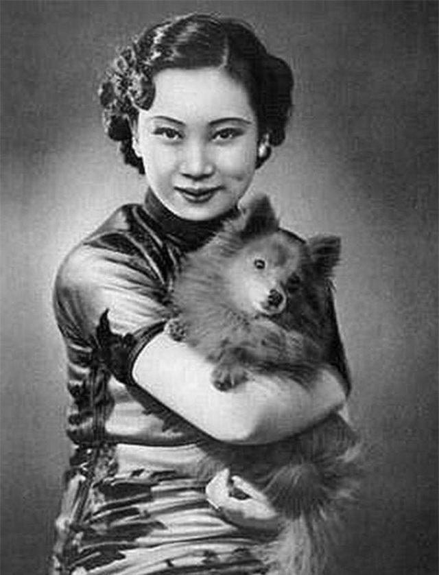 胡蝶抱着宠物狗.