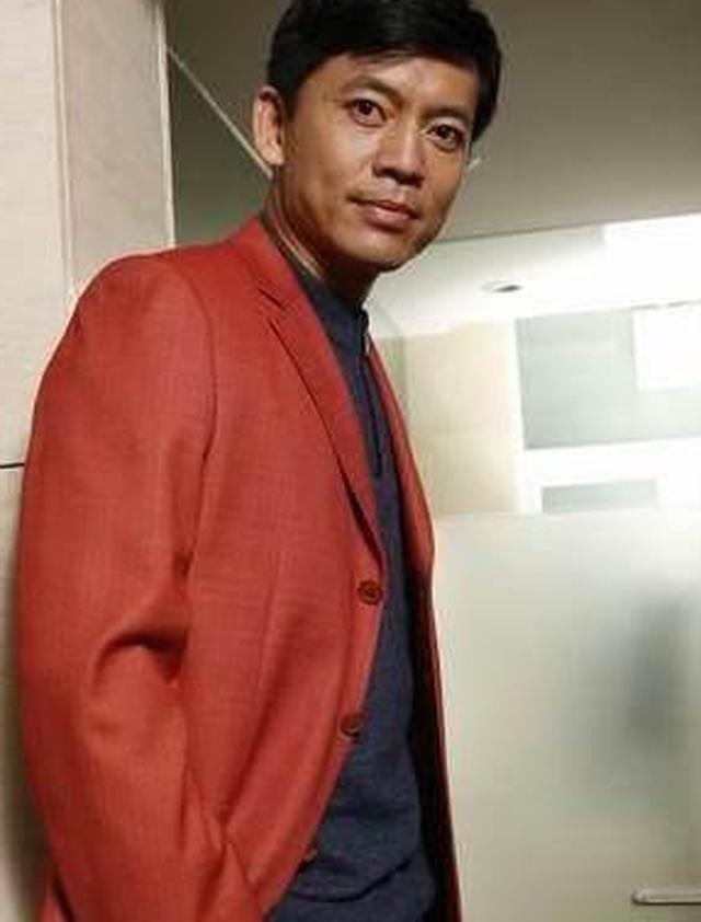 43岁凭《亮剑》爆红,与妻子27年零绯闻|何政军|范雨|妻子_新浪新闻