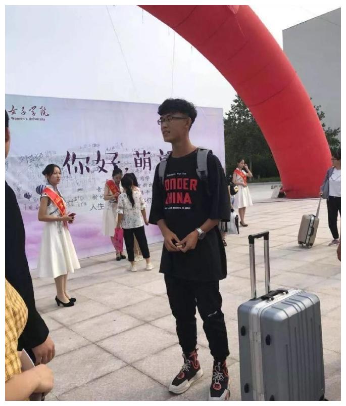 姜云飞的家庭条件不是很富裕,甚至有些贫穷.