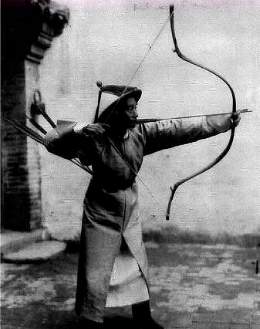 你又被电视剧骗了真实的晚清射箭比赛动作让人忍俊不禁