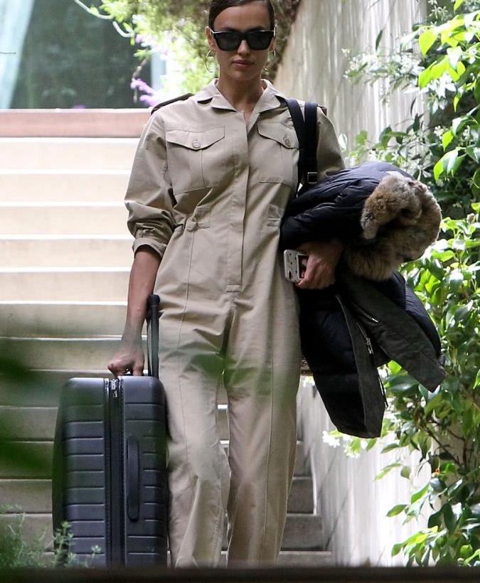 超模伊莉娜·莎伊克街拍,米白色宽松连体裤简约穿搭,时尚显腿长