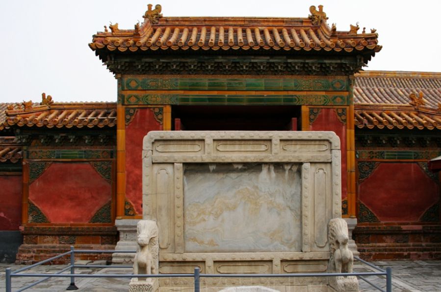 故宫东六宫景仁宫内据传是元代大内遗存的石屏风