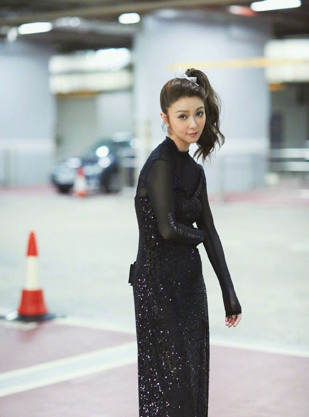 薛凯琪一组街拍图片,高扎马尾,穿一袭纯黑星光纱裙,甜美动人_高清图集