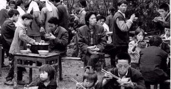 70年代老照片:土坯房茅草屋着实让人心酸,网友:值得一看!