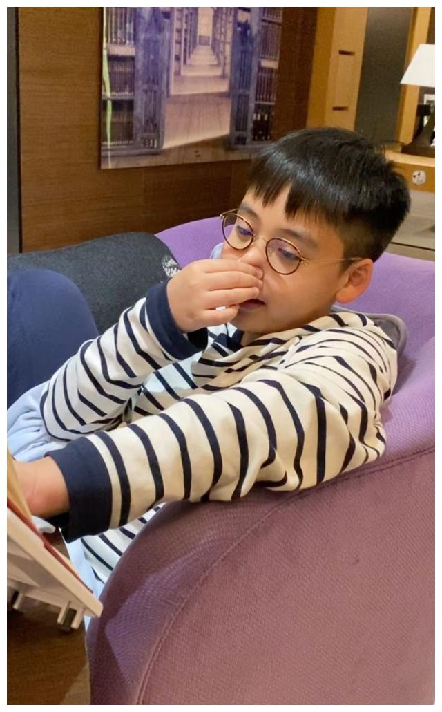 李嘉欣带儿子滑雪晒其正脸9岁儿子捏鼻子变声讲故事萌态十足