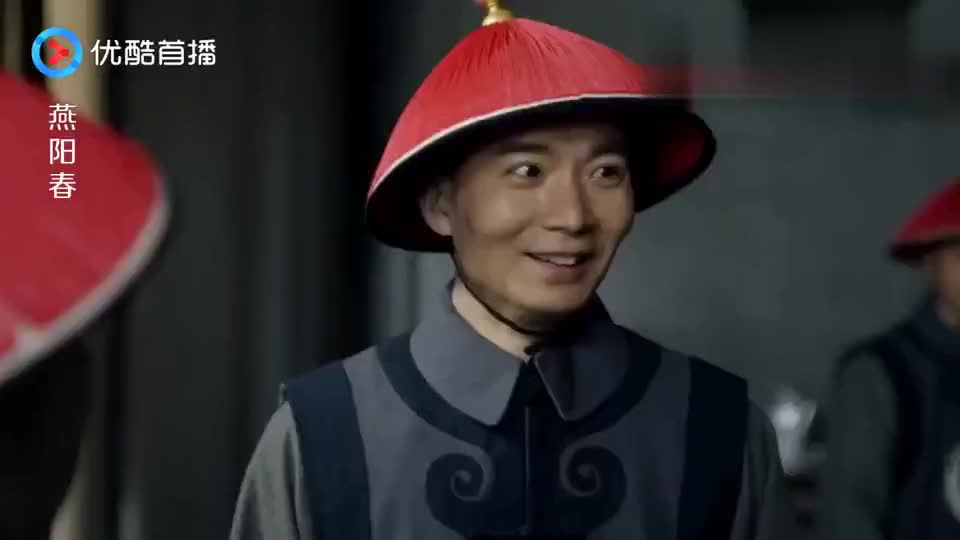 女犯人在牢里生下孩子,狱卒们都乐了,赶紧进来围着她的孩子看_新浪新闻