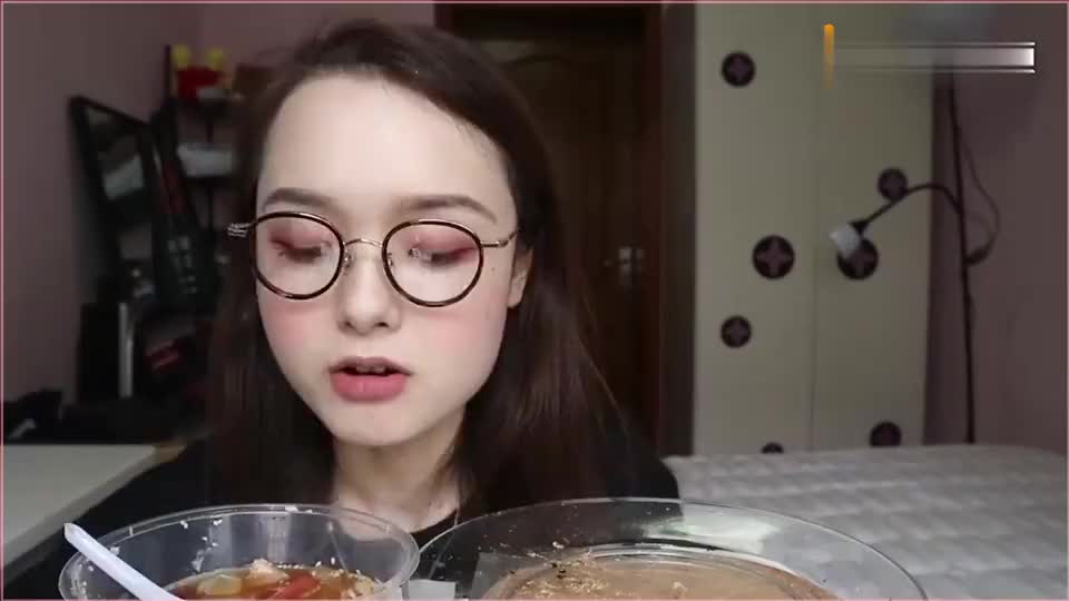 上海美食吃播阿尤吃入口即化的冰粉看着就舒服