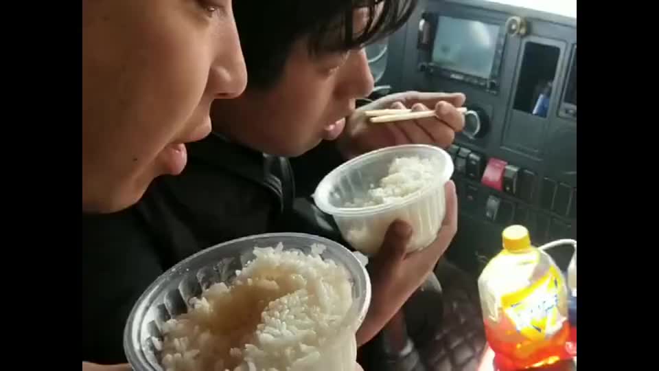 外出打工太不容易,四个人窝在车上吃快餐,还直呼这是改善伙食了