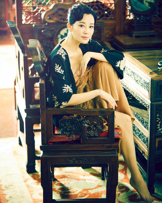 50岁许晴光脚拍大片,搭配中国红抹胸礼服,韵味十足!