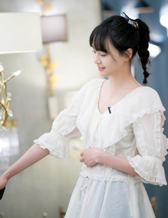 郑爽剧照透露,白色娃娃衫穿出"地摊货"效果,身材缺陷硬伤暴露