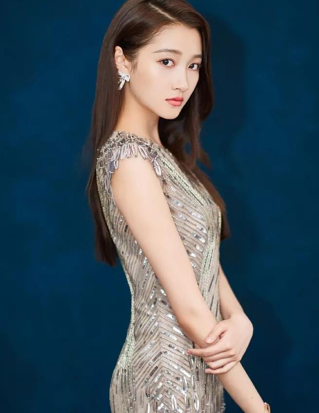 关晓彤真是穿prada的女王!西装配半透蕾丝裙,她也太会撩