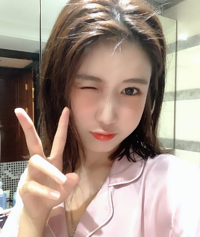 日前,许凯前女友网红大金一组近照曝光,照片中大金打扮甜美,与狗狗"