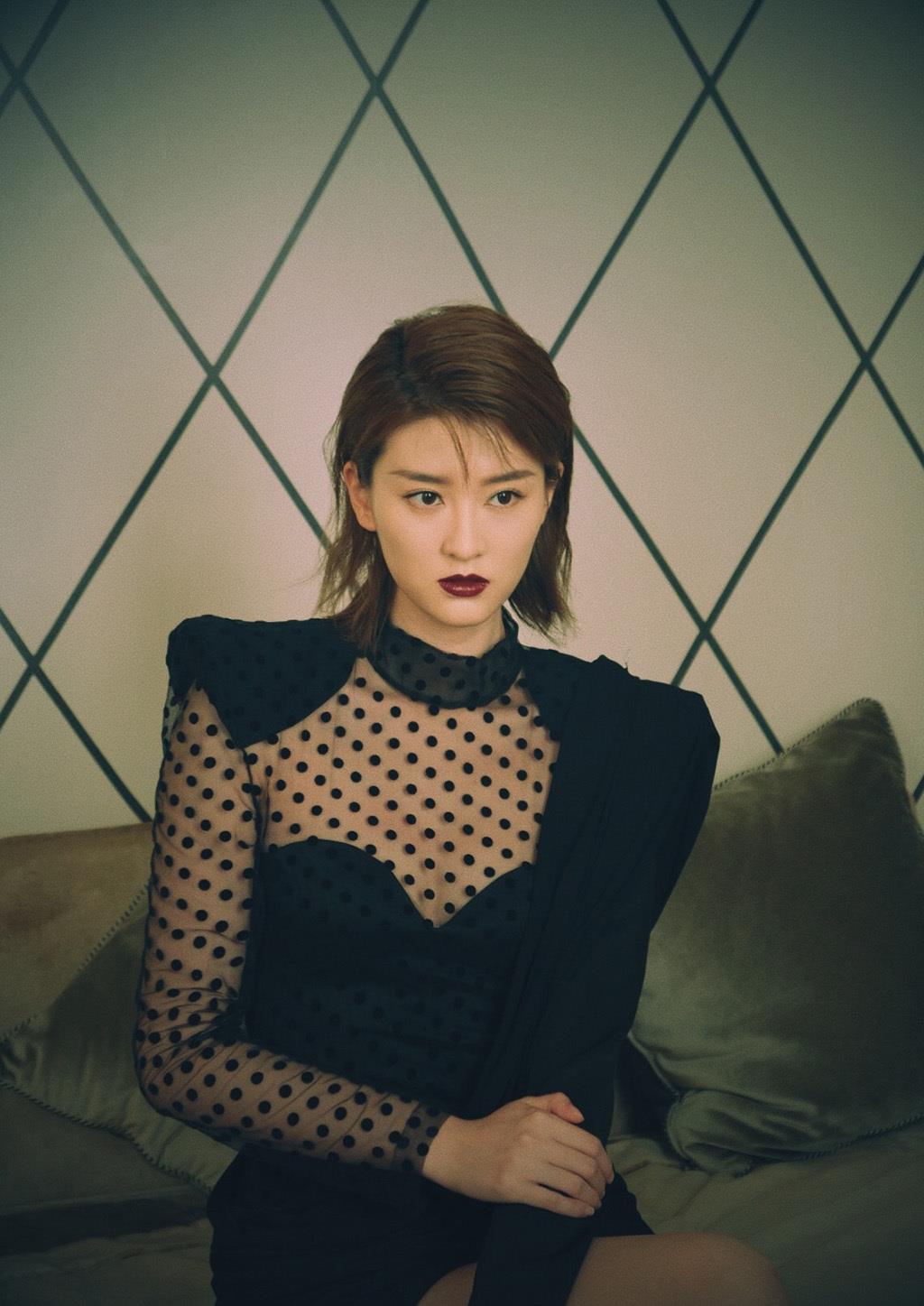 乔欣身穿波点小黑裙现身秀场,一抹"中毒唇",化身性感小野猫!