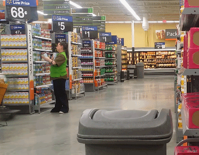 爆笑GIF：超市里爬在购物车上玩滑行
