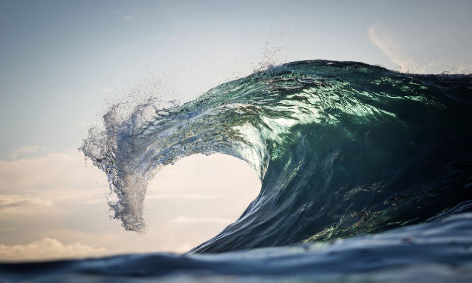 巨浪来袭.快被巨浪淹没.跳动的水花.夕阳下美丽的巨浪.