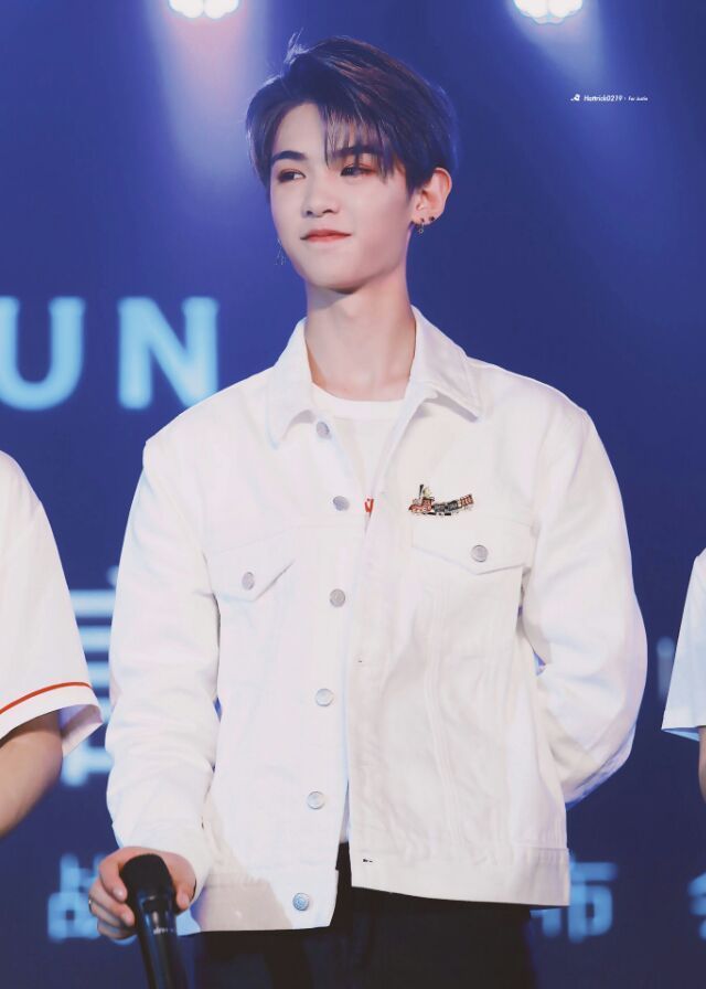 16岁justin黄明昊换身衣服像换人最后一张你能认出算我输