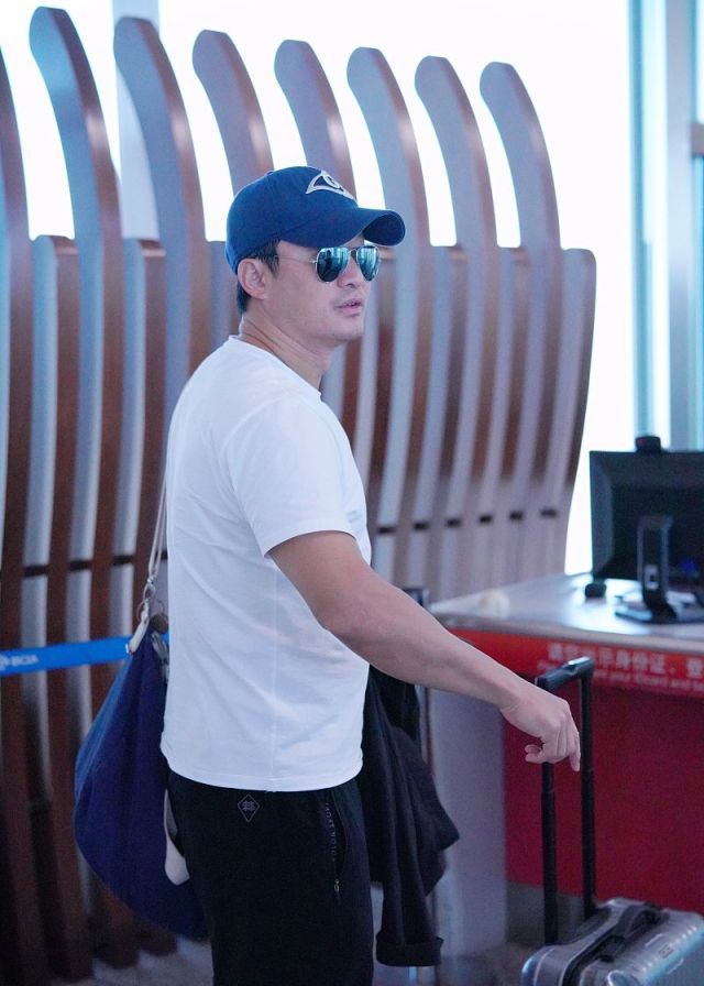 点赞!吴京机场安检口霸气指导狗仔 浑身正能量道德满分帅炸了