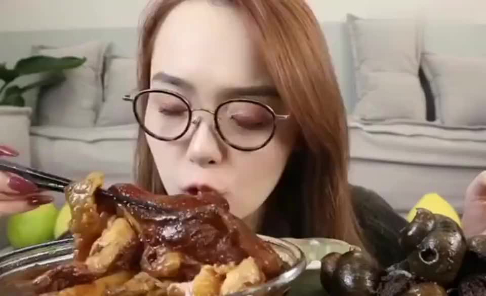 吃播阿尤大口吸溜一整块肘子皮是时候拿出手机点餐了