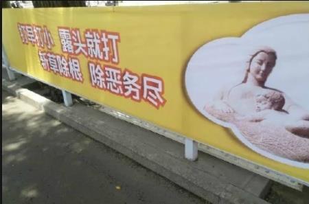 爆笑GIF:超市里爬在购物车上玩滑行