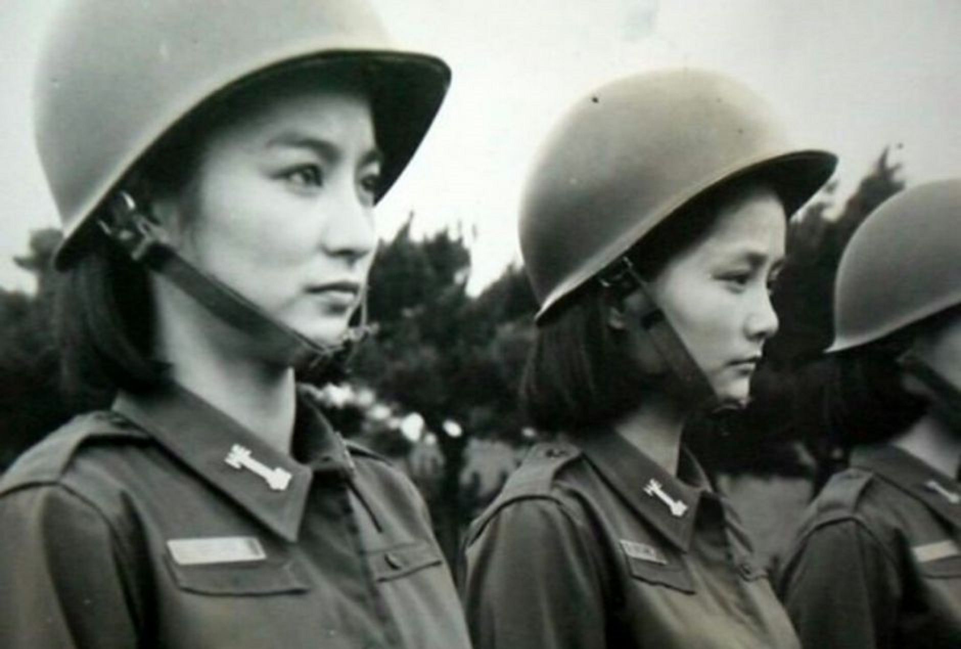 老照片:她被很多人认为是70年代中国最美的女人|黑白照片|林青霞|年代_新浪新闻