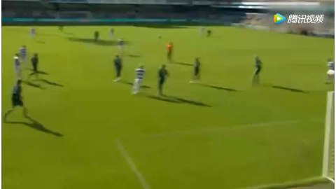 足球飞到了场外 轮到主教练秀脚法了 穆里尼奥