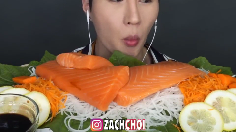 小哥吃三文鱼肉,沾上酱油一大块的啃,太过瘾了