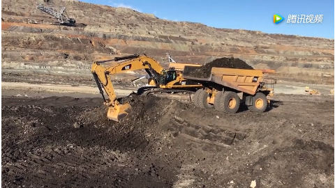 师傅真会玩开大型挖掘机挖煤装车都装满一卡车了还不停下来