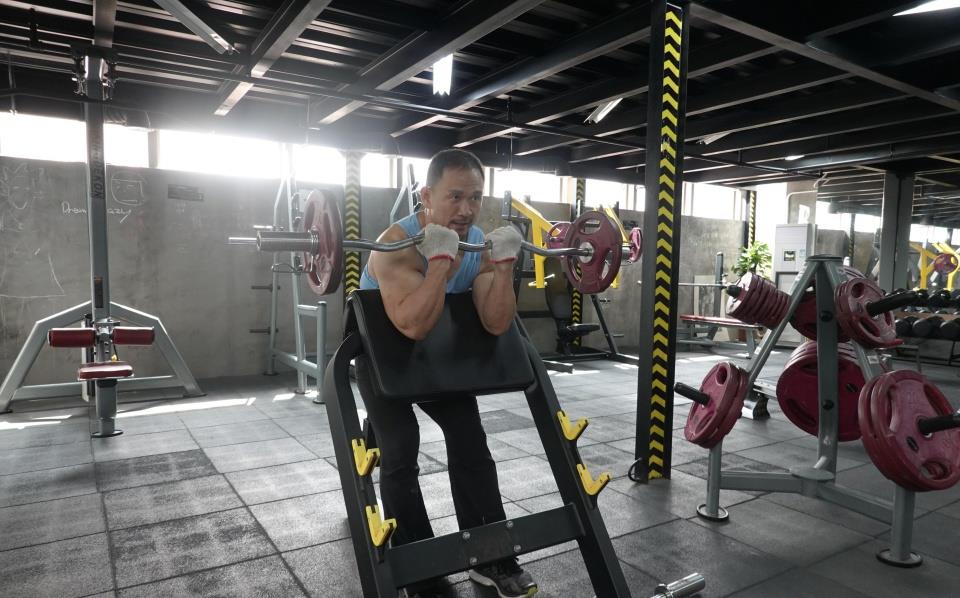 第一代码农患抑郁症后自损2千万转行获健美冠军做最帅老头